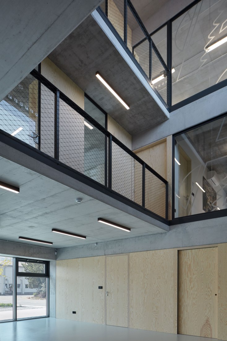 Edificio de manufacturación y administración de Pilana Karbid por Ellement architects. Fotografía por BoysPlayNice