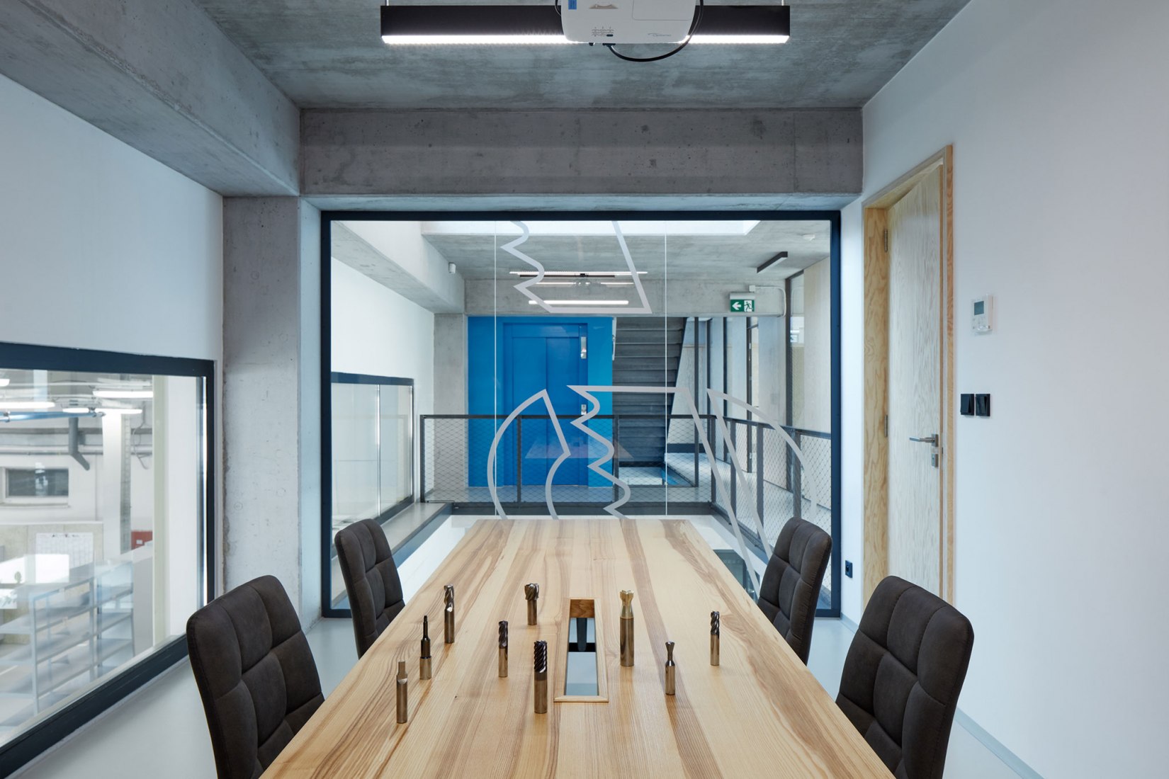 Edificio de manufacturación y administración de Pilana Karbid por Ellement architects. Fotografía por BoysPlayNice