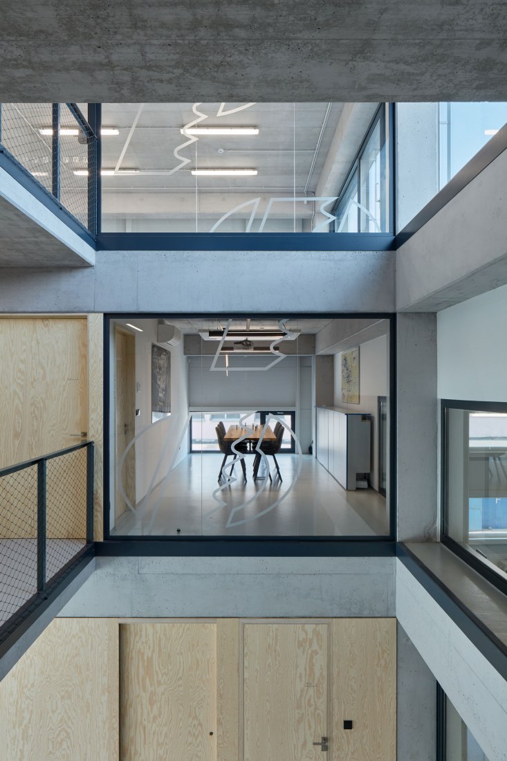 Edificio de manufacturación y administración de Pilana Karbid por Ellement architects. Fotografía por BoysPlayNice