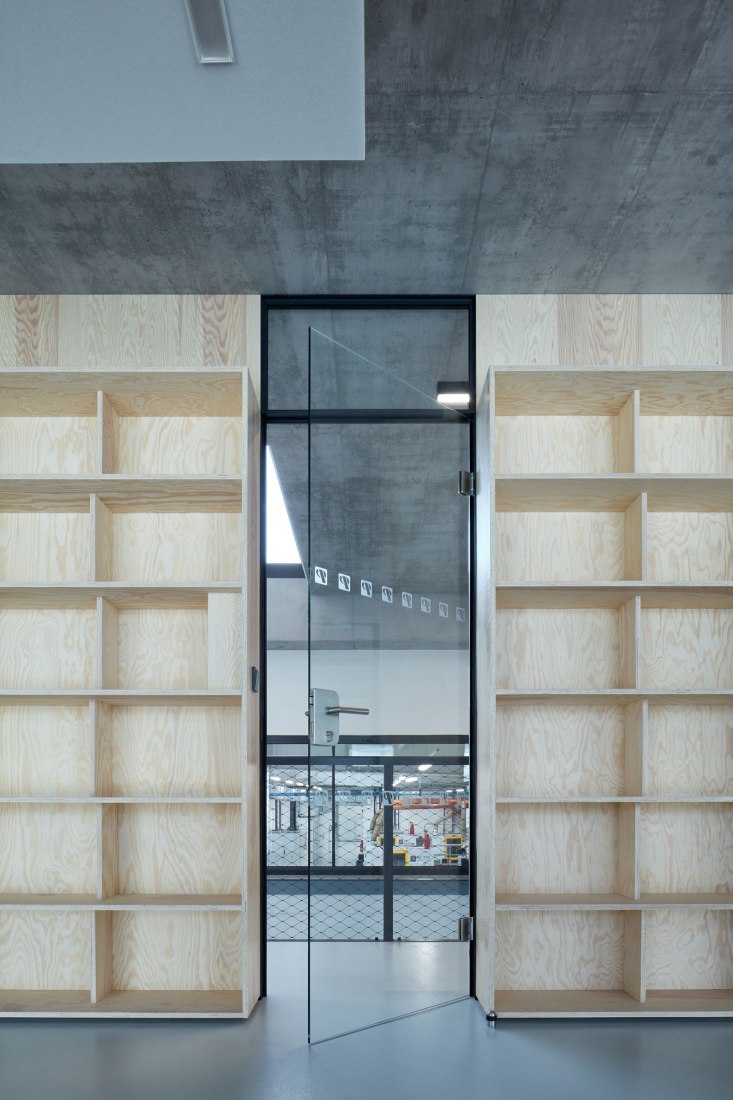 Edificio de manufacturación y administración de Pilana Karbid por Ellement architects. Fotografía por BoysPlayNice