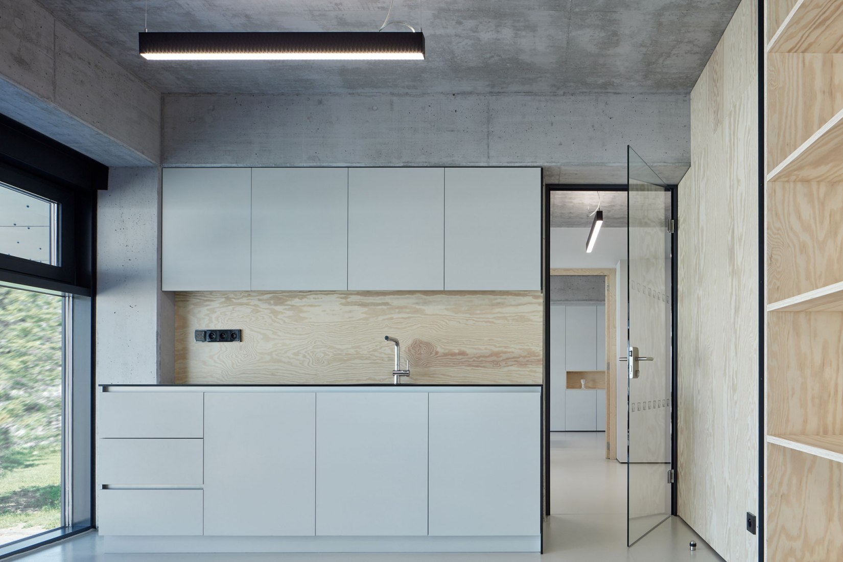 Edificio de manufacturación y administración de Pilana Karbid por Ellement architects. Fotografía por BoysPlayNice