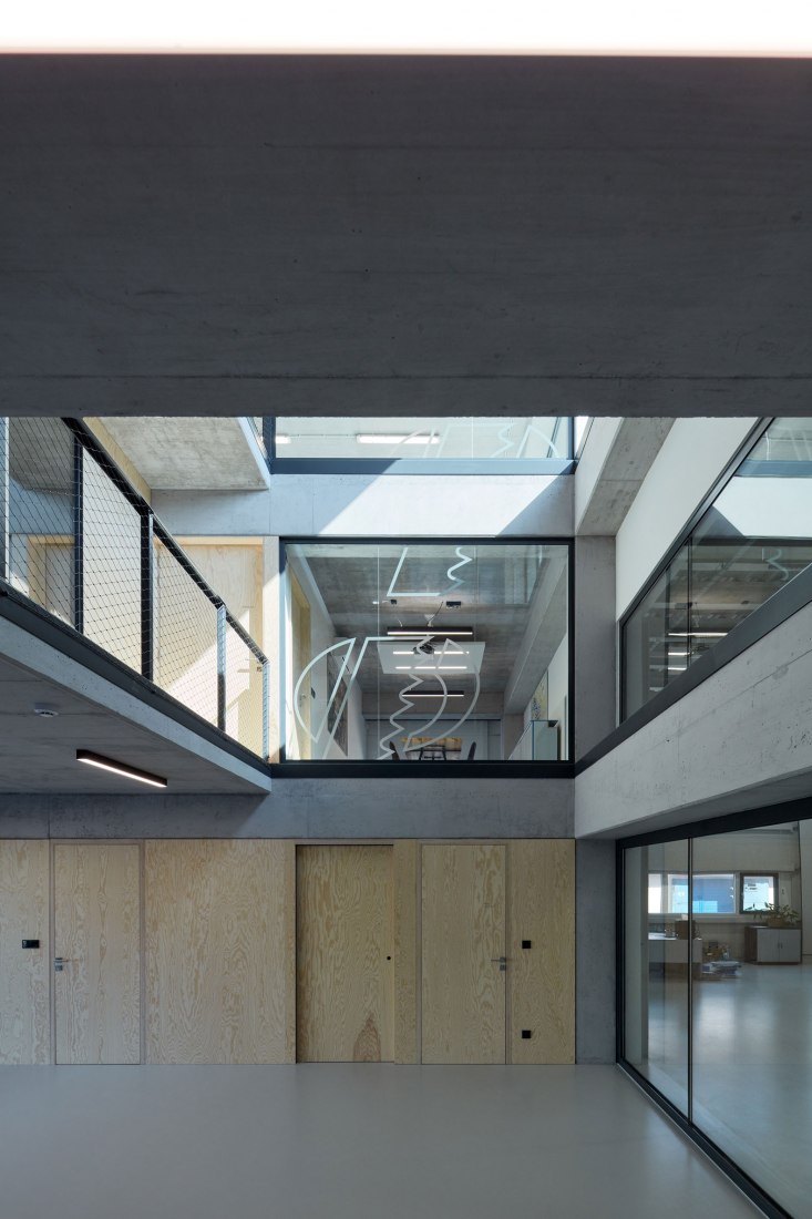 Edificio de manufacturación y administración de Pilana Karbid por Ellement architects. Fotografía por BoysPlayNice