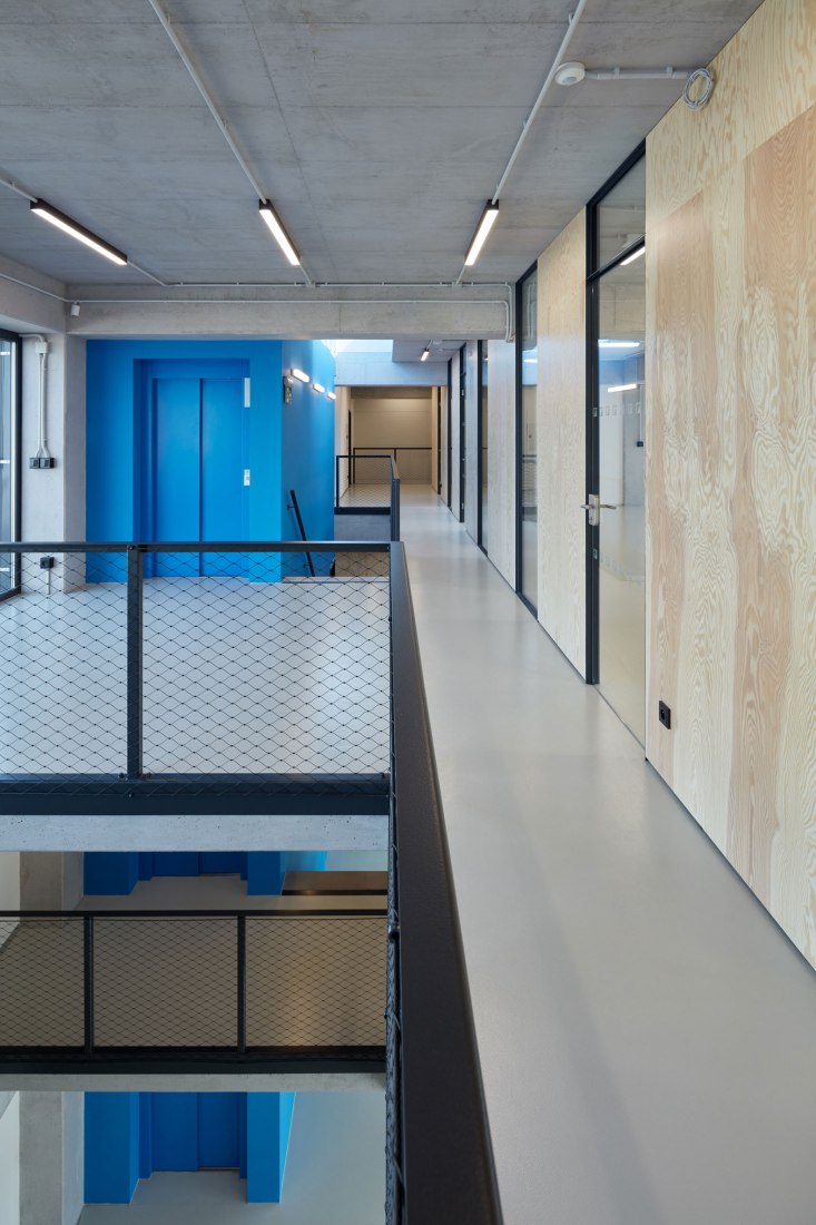 Edificio de manufacturación y administración de Pilana Karbid por Ellement architects. Fotografía por BoysPlayNice