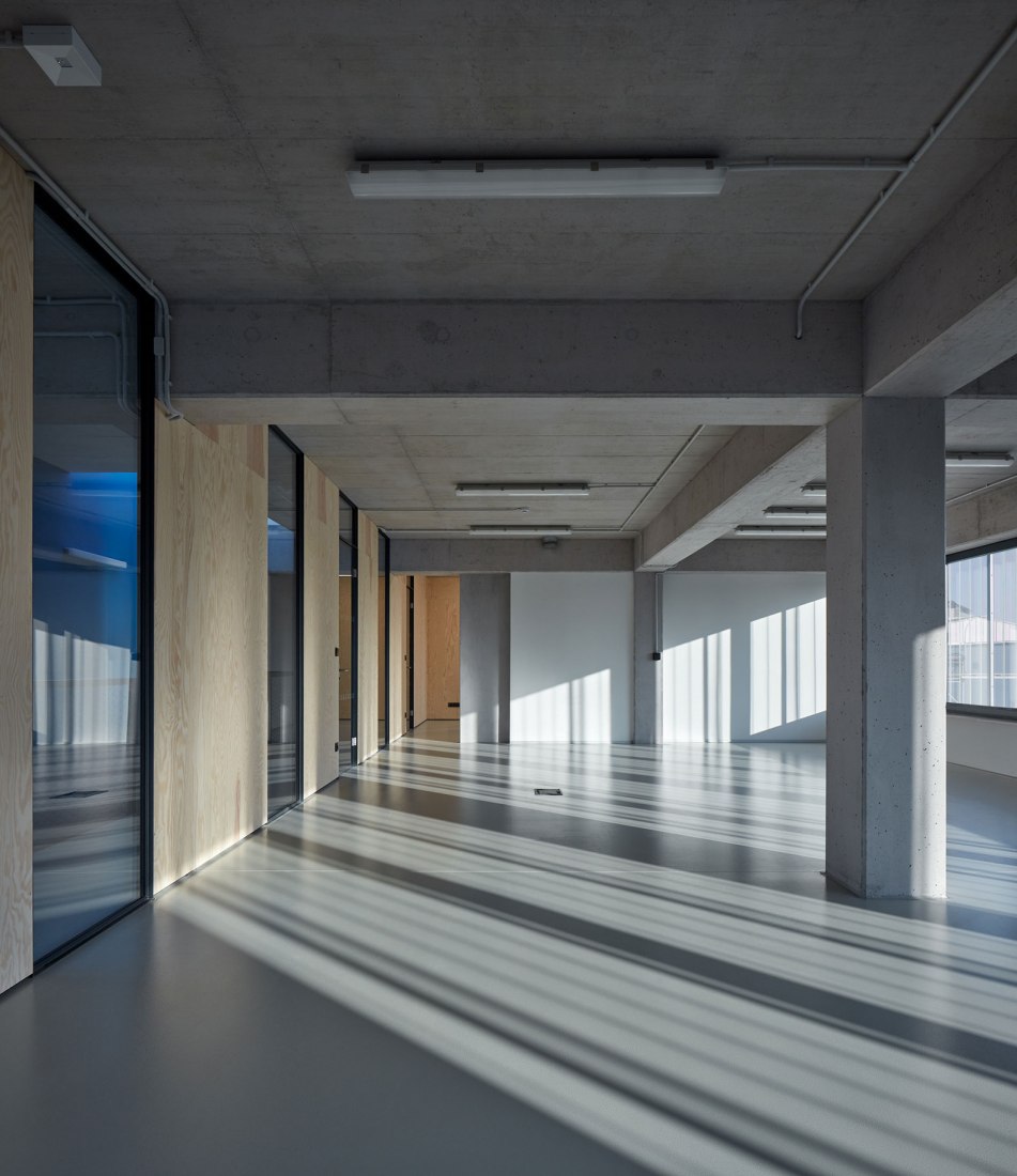 Edificio de manufacturación y administración de Pilana Karbid por Ellement architects. Fotografía por BoysPlayNice