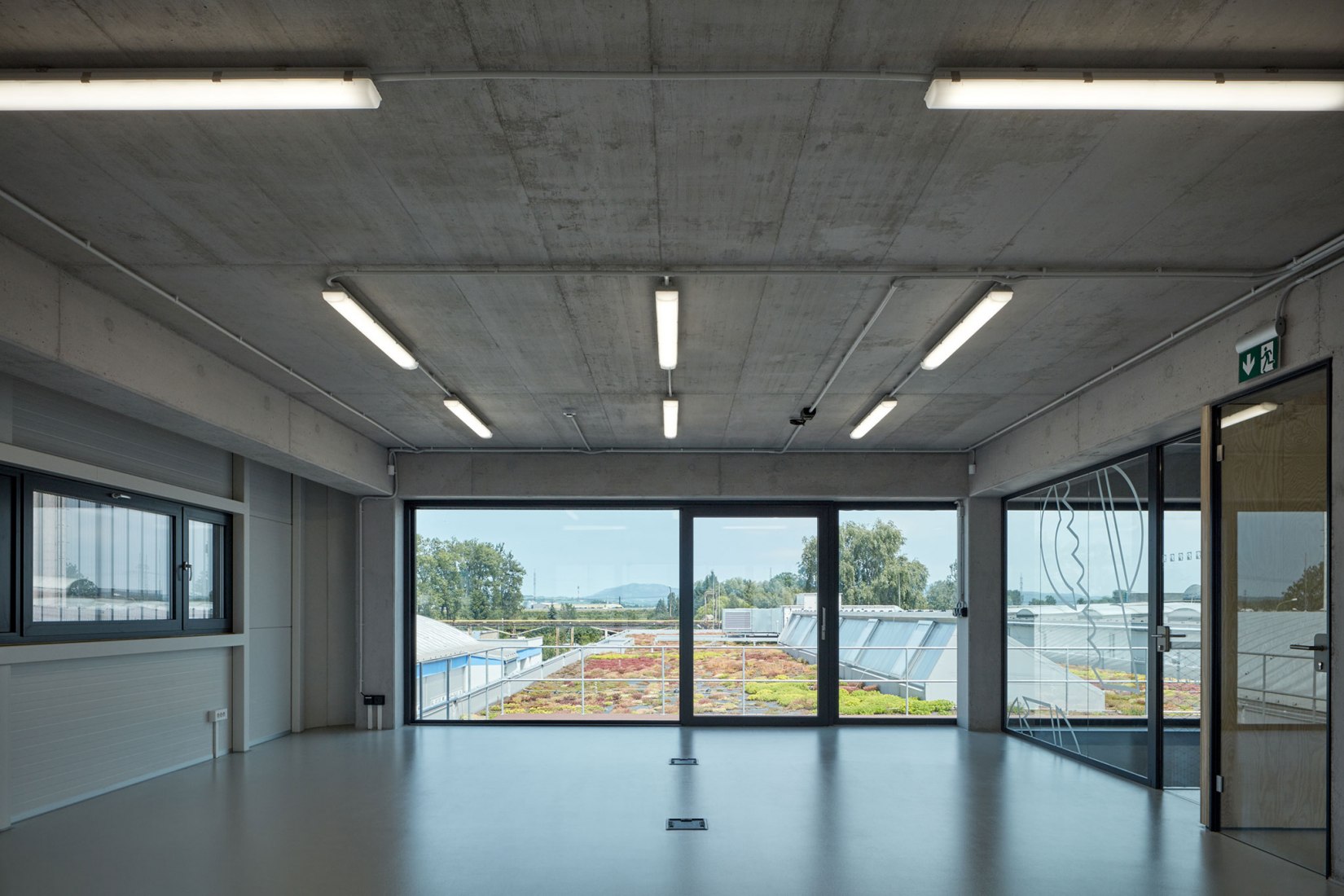 Edificio de manufacturación y administración de Pilana Karbid por Ellement architects. Fotografía por BoysPlayNice