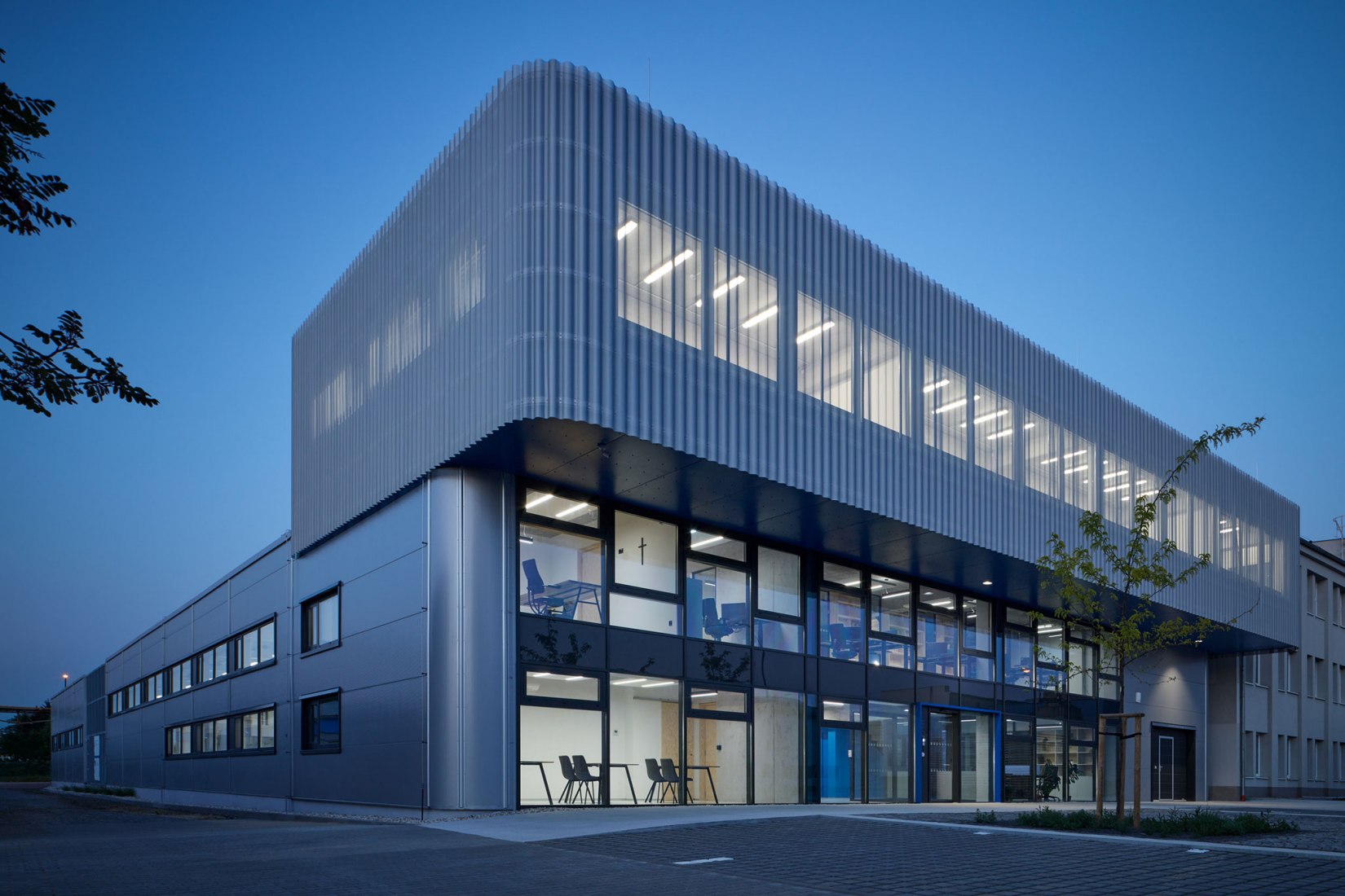 Edificio de manufacturación y administración de Pilana Karbid por Ellement architects. Fotografía por BoysPlayNice