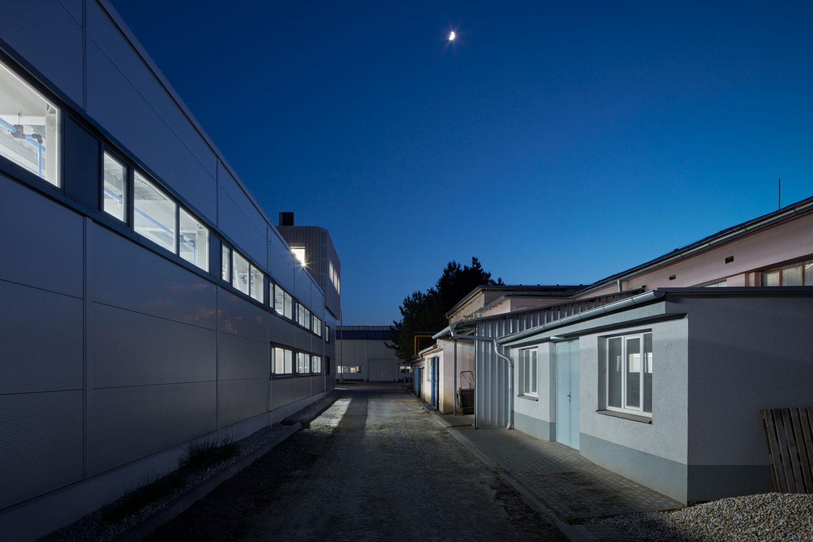 Edificio de manufacturación y administración de Pilana Karbid por Ellement architects. Fotografía por BoysPlayNice