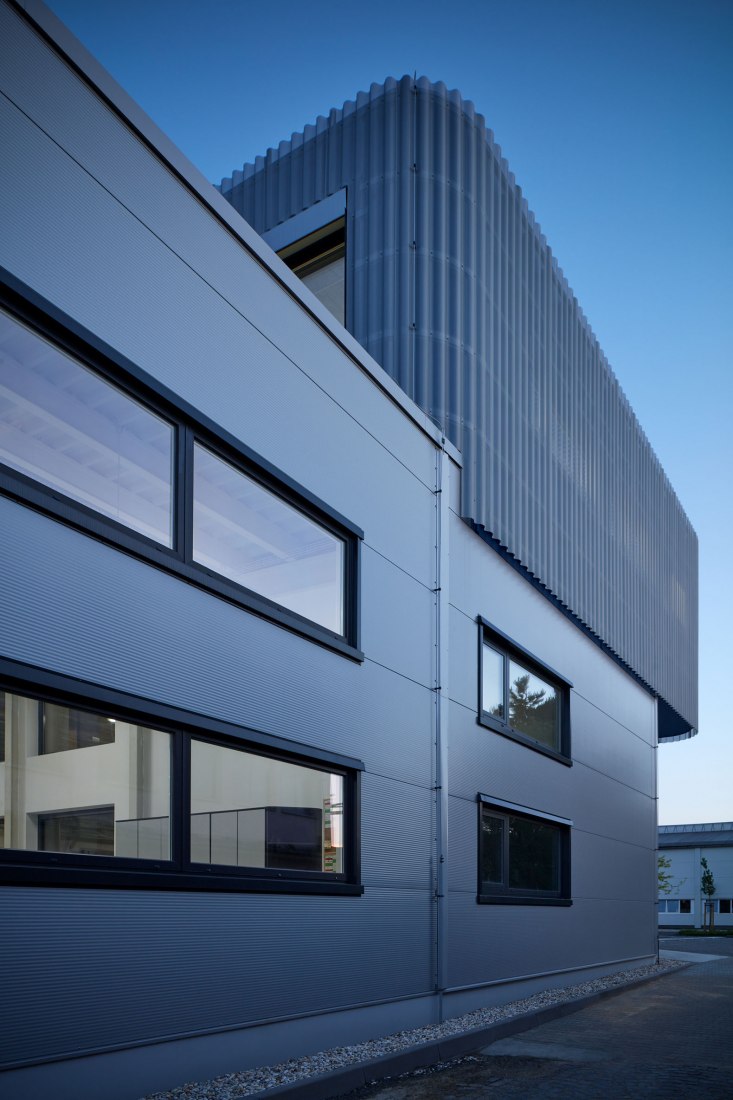Edificio de manufacturación y administración de Pilana Karbid por Ellement architects. Fotografía por BoysPlayNice