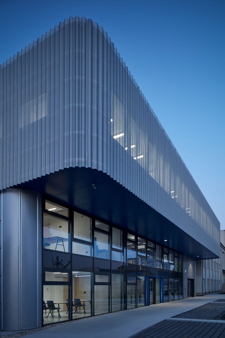 Edificio de manufacturación y administración de Pilana Karbid por Ellement architects. Fotografía por BoysPlayNice