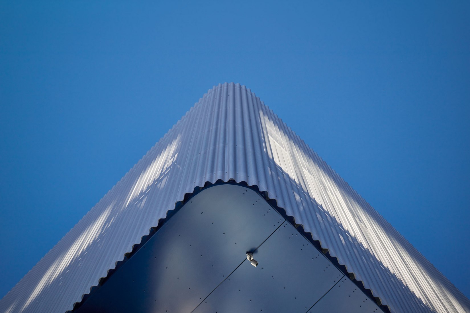 Edificio de manufacturación y administración de Pilana Karbid por Ellement architects. Fotografía por BoysPlayNice