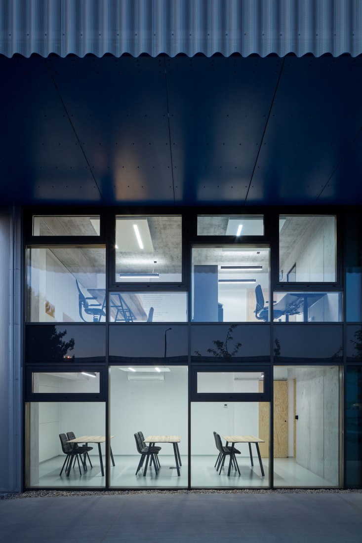 Edificio de manufacturación y administración de Pilana Karbid por Ellement architects. Fotografía por BoysPlayNice