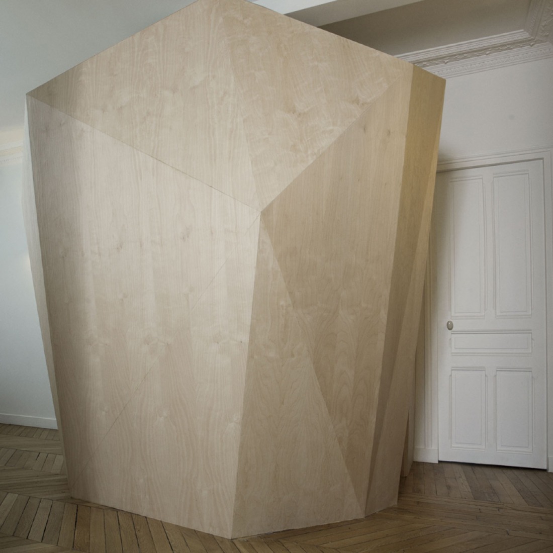 Integration in the apartment. Enter the diamond by Atelier 37.2. Photography © 37.2 architecture. 