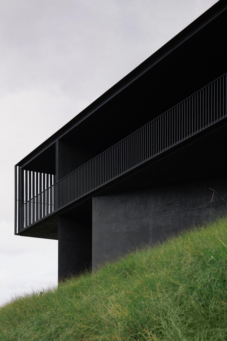 An organic shadow on a green horizon. Federal House by Edition Office ...