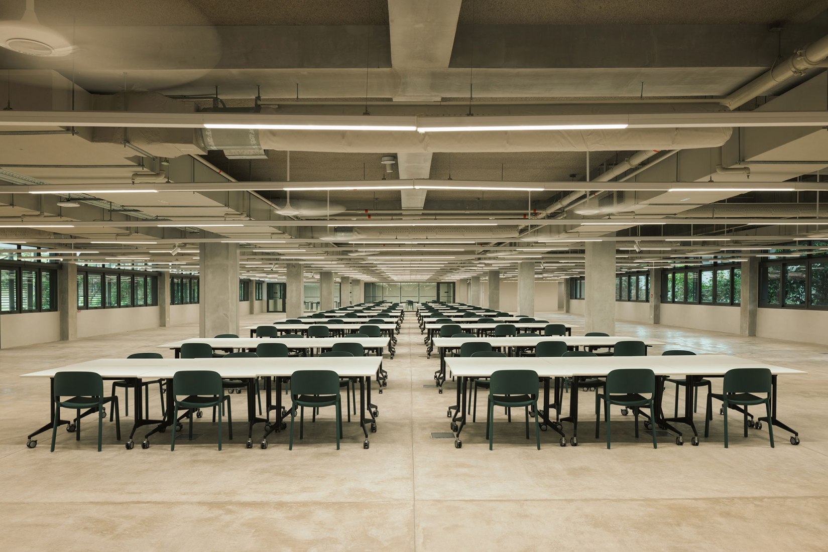Escuela de Arquitectura por Erik L’Heureux . Fotografía por Finbarr Fallon.