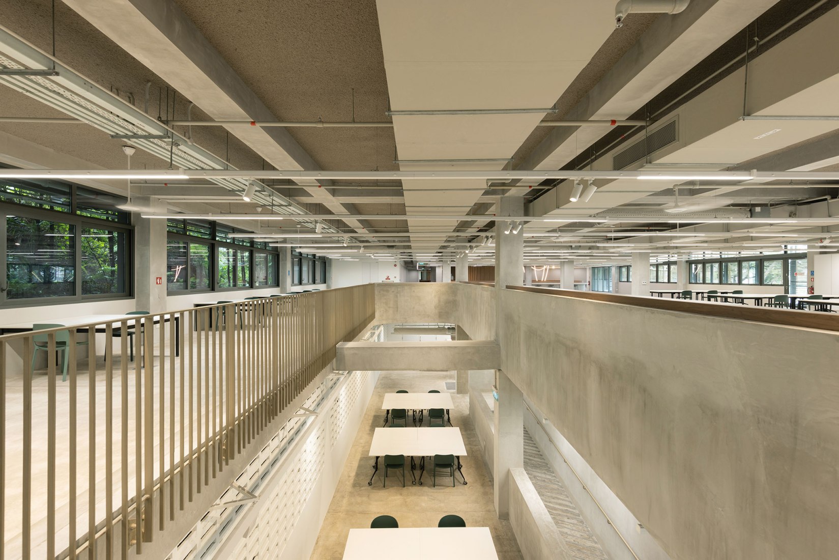 Escuela de Arquitectura por Erik L’Heureux . Fotografía por Finbarr Fallon.