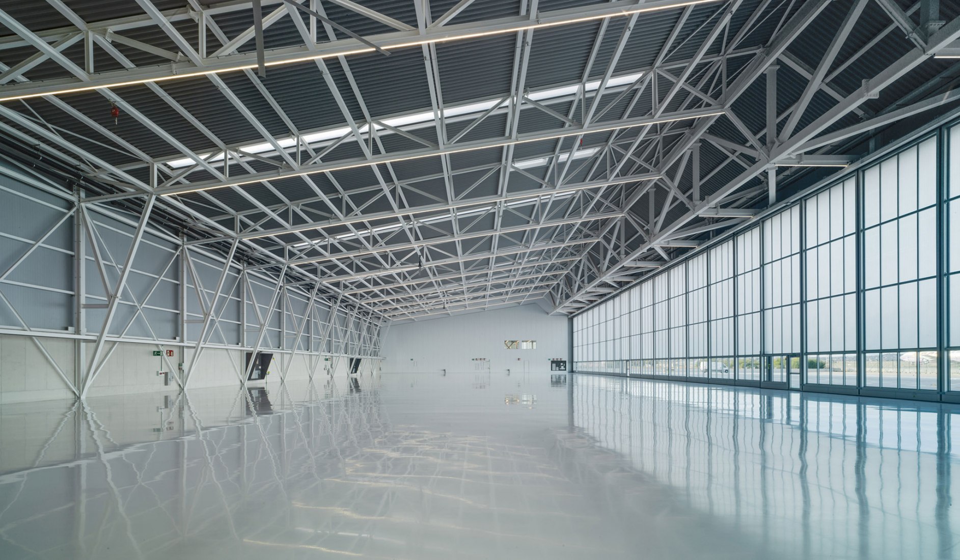 Terminal Privada en el Aeropuerto de Manises por ERRE arquitectura. Fotografía por David Frutos