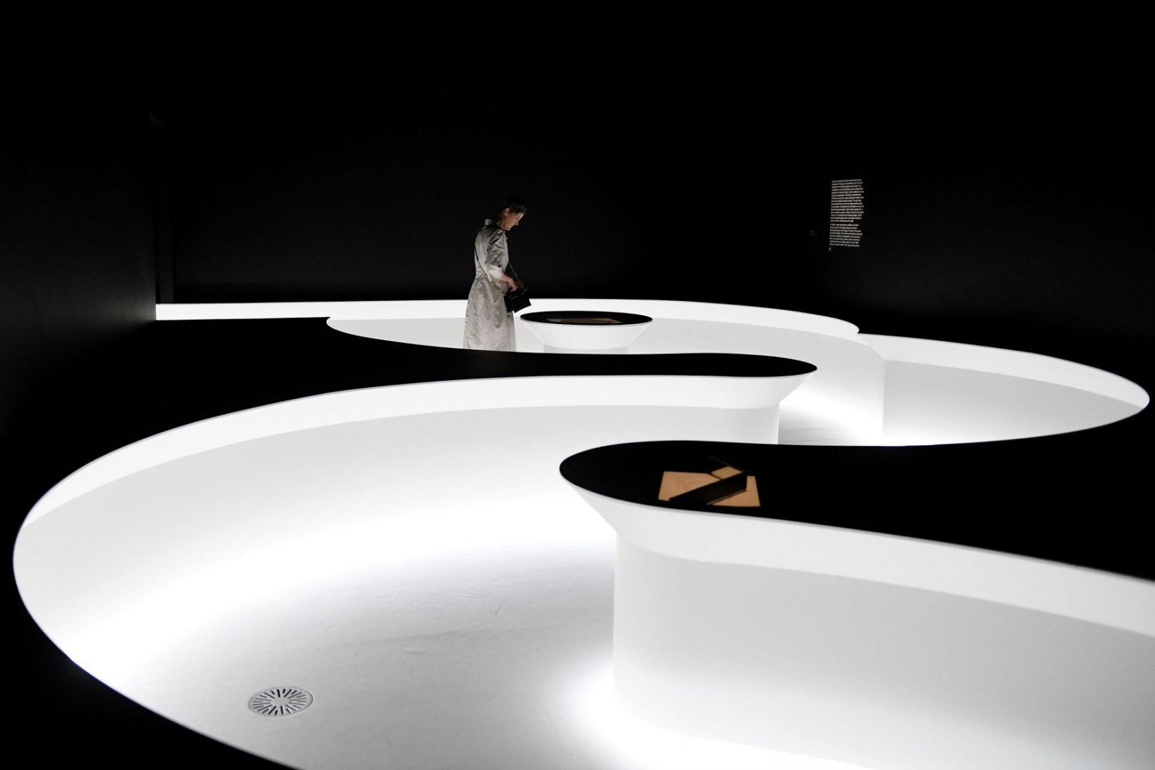 Escher x nendo | Between Two Worlds. Fotografía por Sean Fennessy. Cortesía de NGV