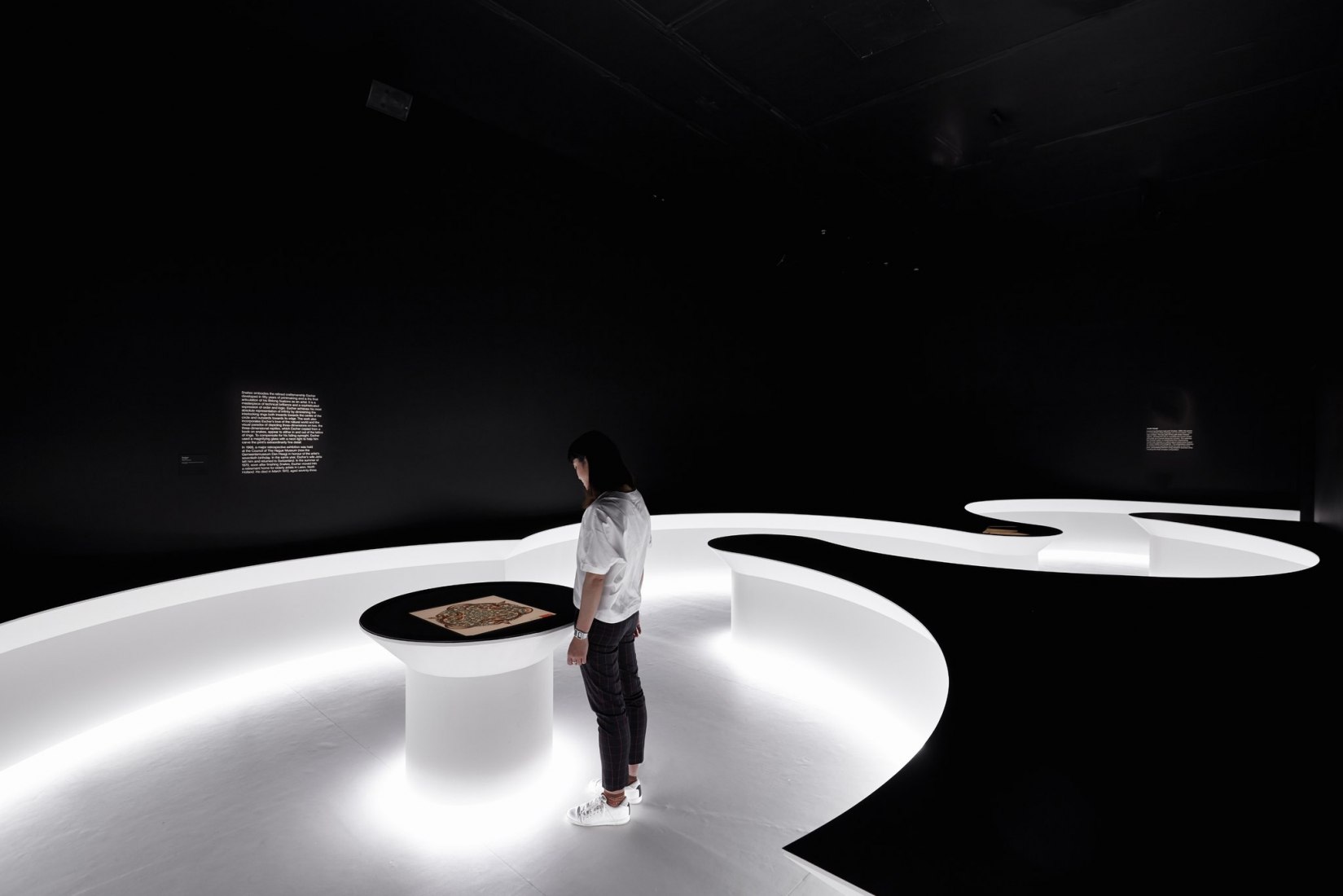 Escher x nendo | Between Two Worlds. Fotografía por Sean Fennessy. Cortesía de NGV
