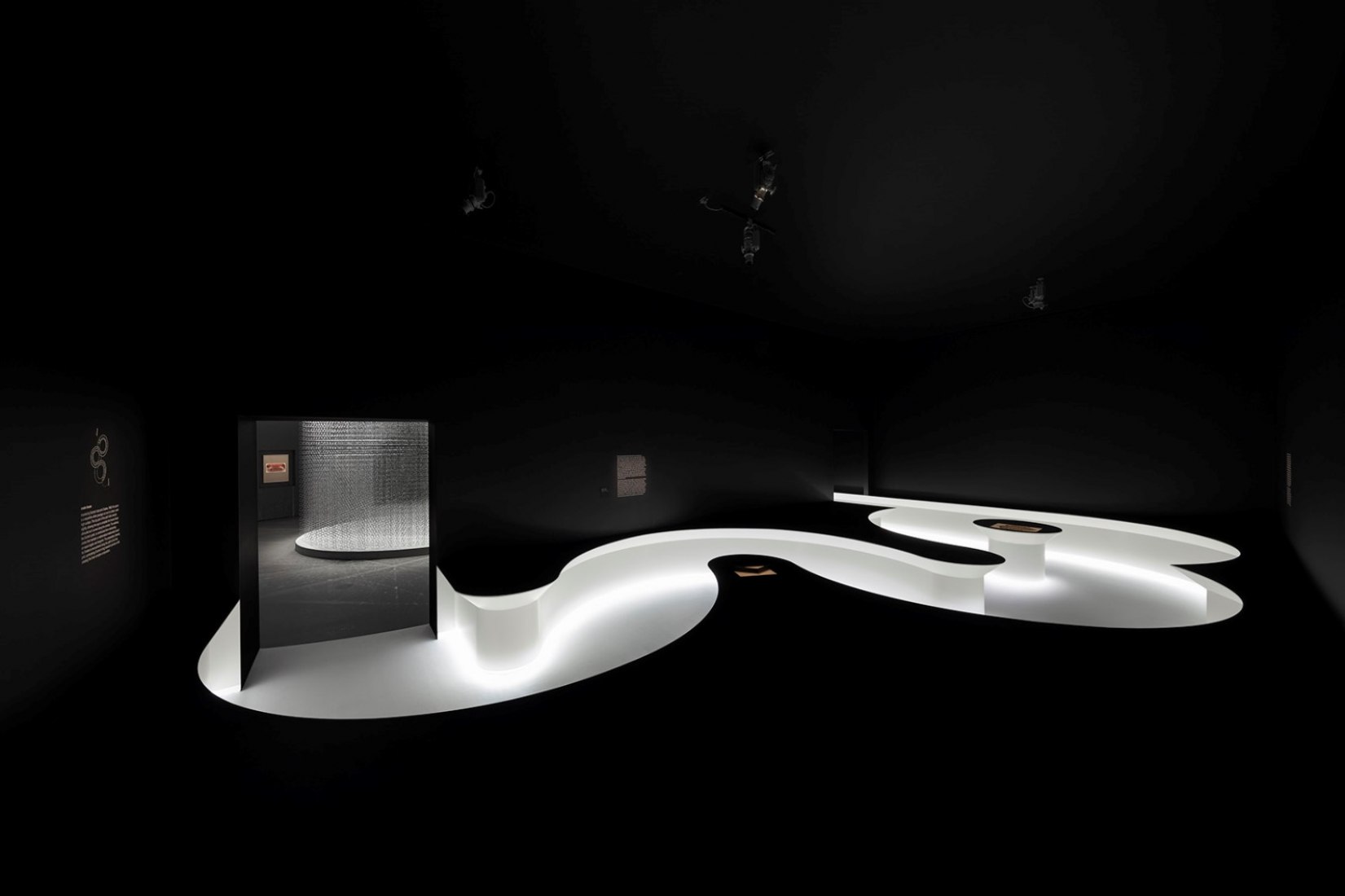 Escher x nendo | Between Two Worlds. Fotografía por Sean Fennessy. Cortesía de NGV