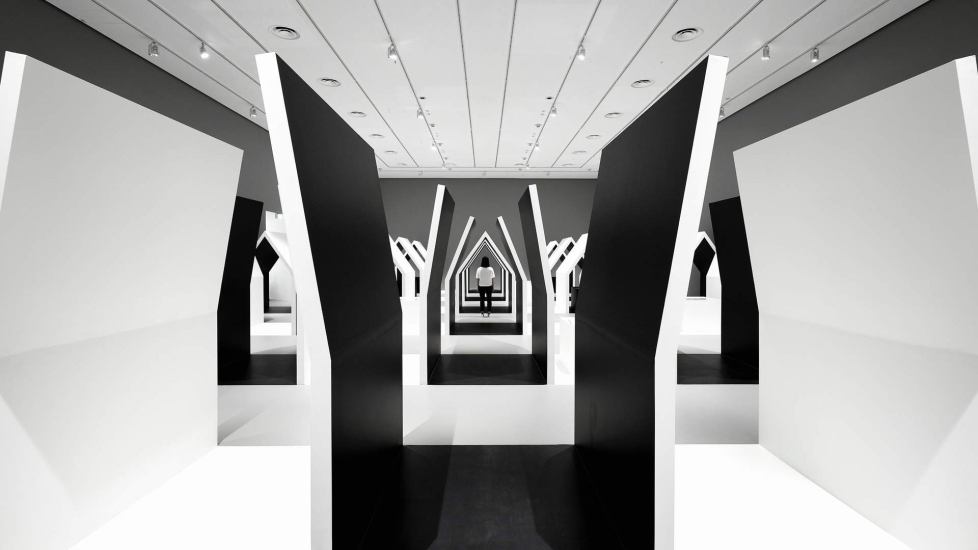 Escher x nendo | Between Two Worlds. Fotografía por Sean Fennessy. Cortesía de NGV