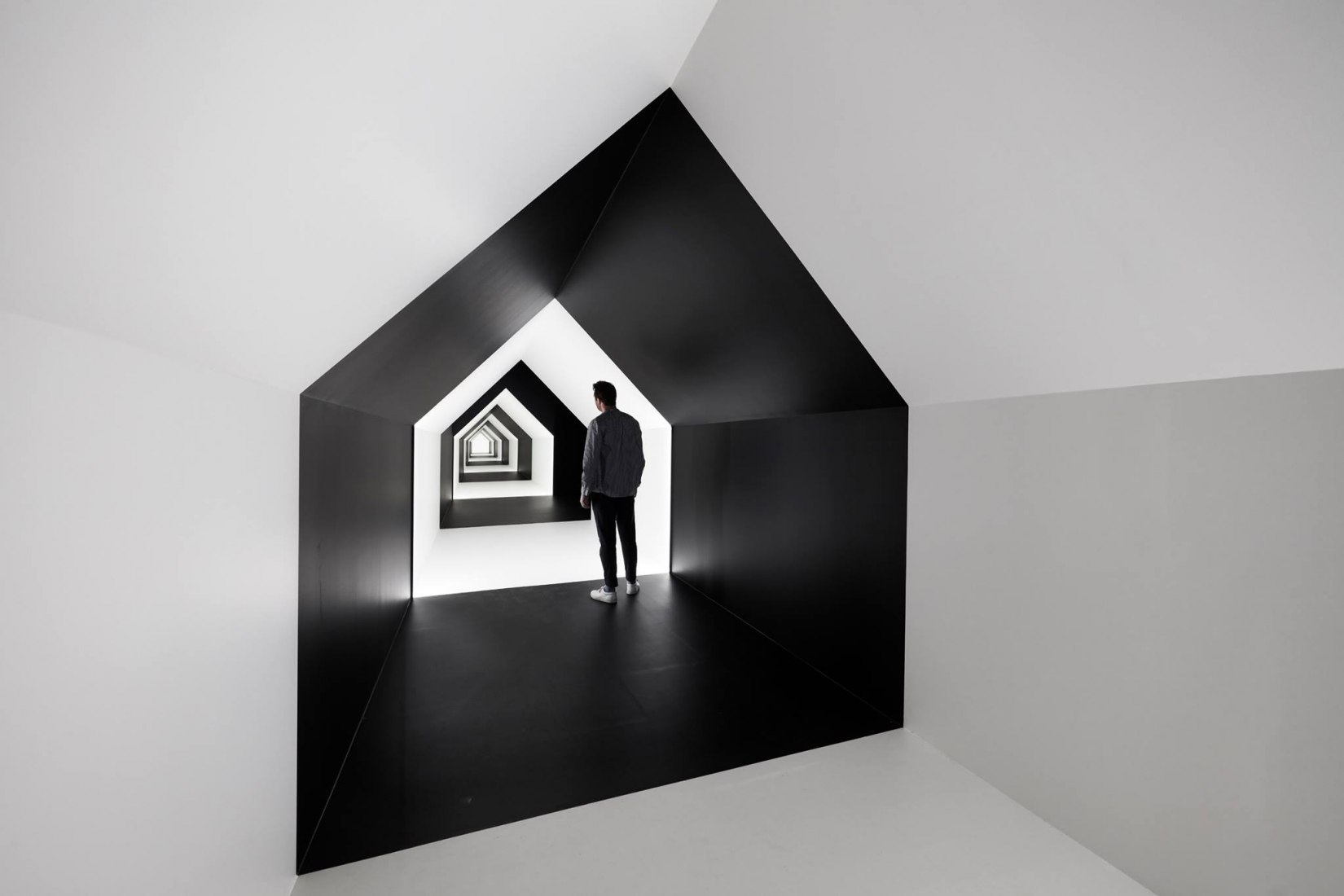Escher x nendo | Between Two Worlds. Fotografía por Sean Fennessy. Cortesía de NGV