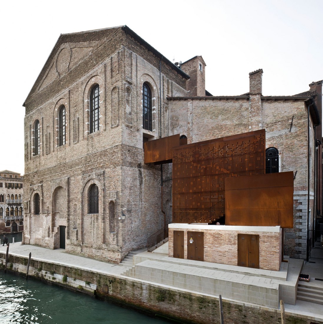 Vista desede el exterior. Imagen cortesía de Scuola Grande Della Misericordia di Venezia. 