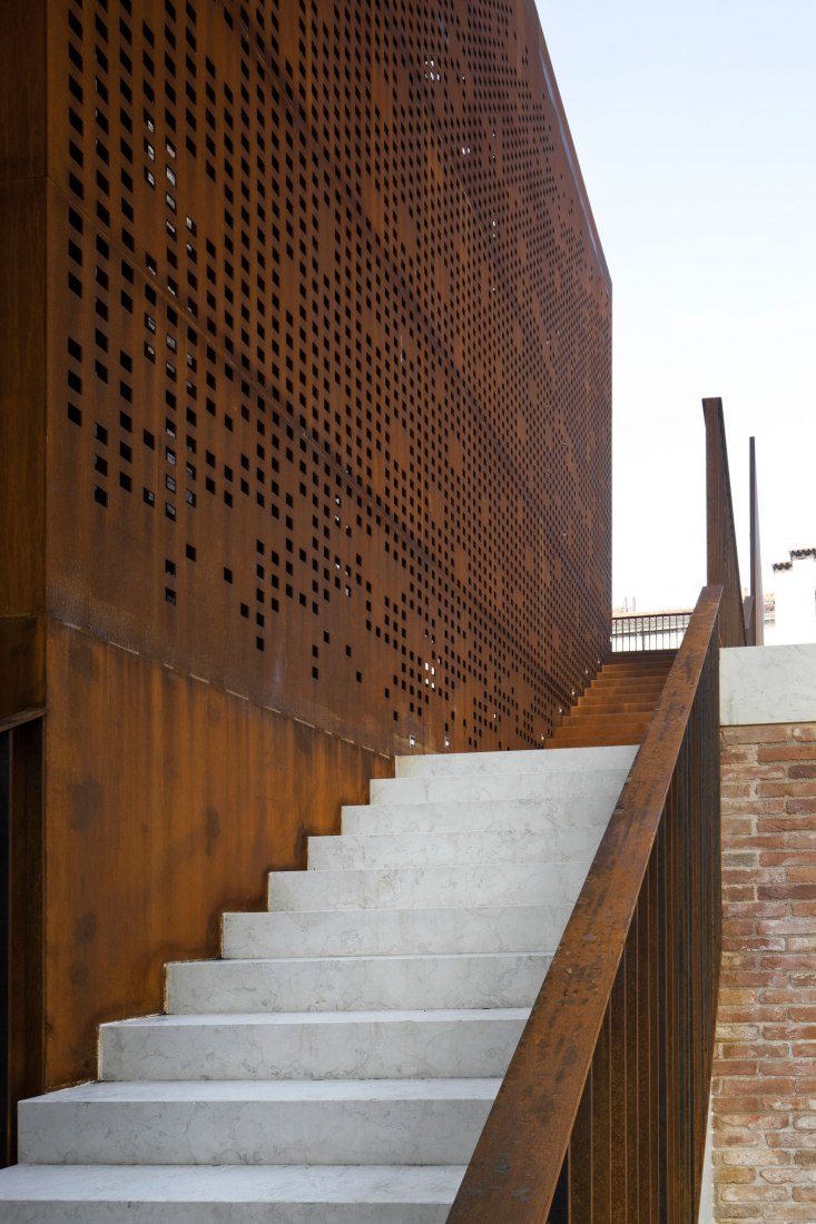 Vista exterior de las escaleras, detalle. Imagen cortesía de Scuola Grande Della Misericordia di Venezia. 