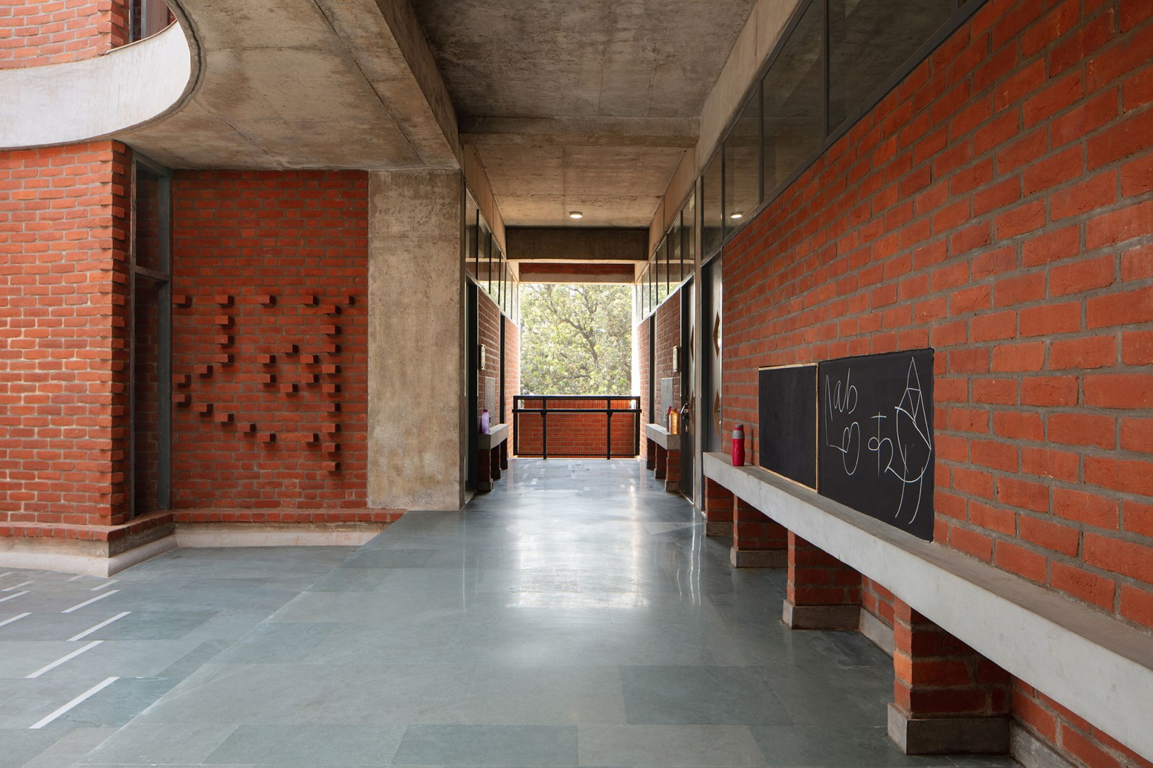 Escuela primaria Taksila Roots por SGA-Studio. Fotografía por Andre J. Fanthome.