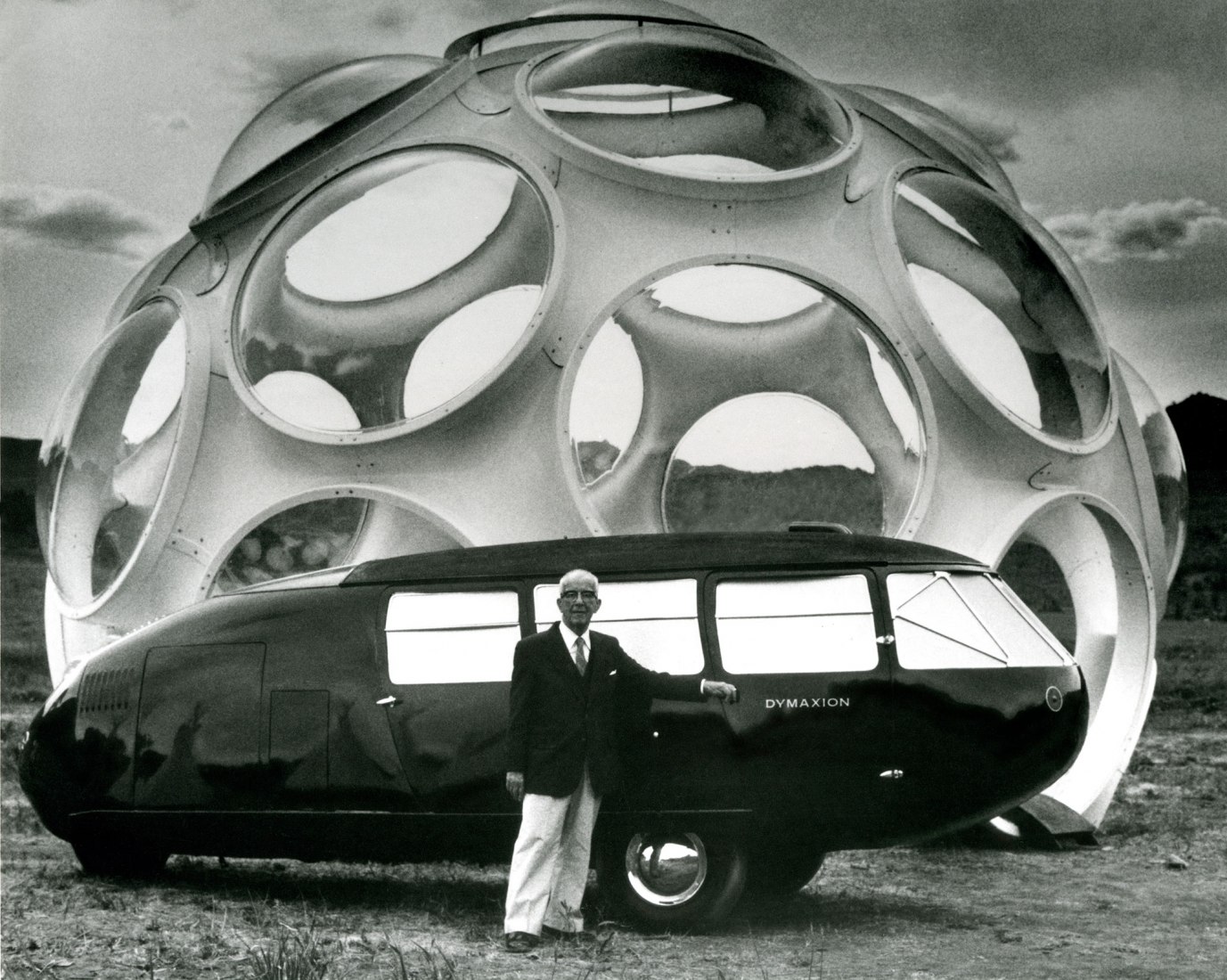 Buckminster Fuller in front of the dymaxion car and the fly's eye dome during his 85th anniversary. Radical curiosity. In the orbit of Buckminster Fuller. Courtesy of Espacio Fundación Telefónica