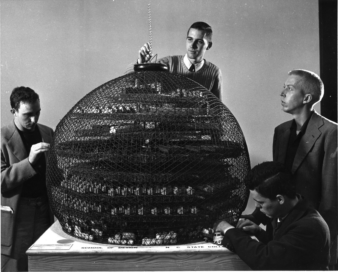 Buckminster Fuller design students devising a geodesic cotton mill. Radical curiosity. In the orbit of Buckminster Fuller. Courtesy of Espacio Fundación Telefónica