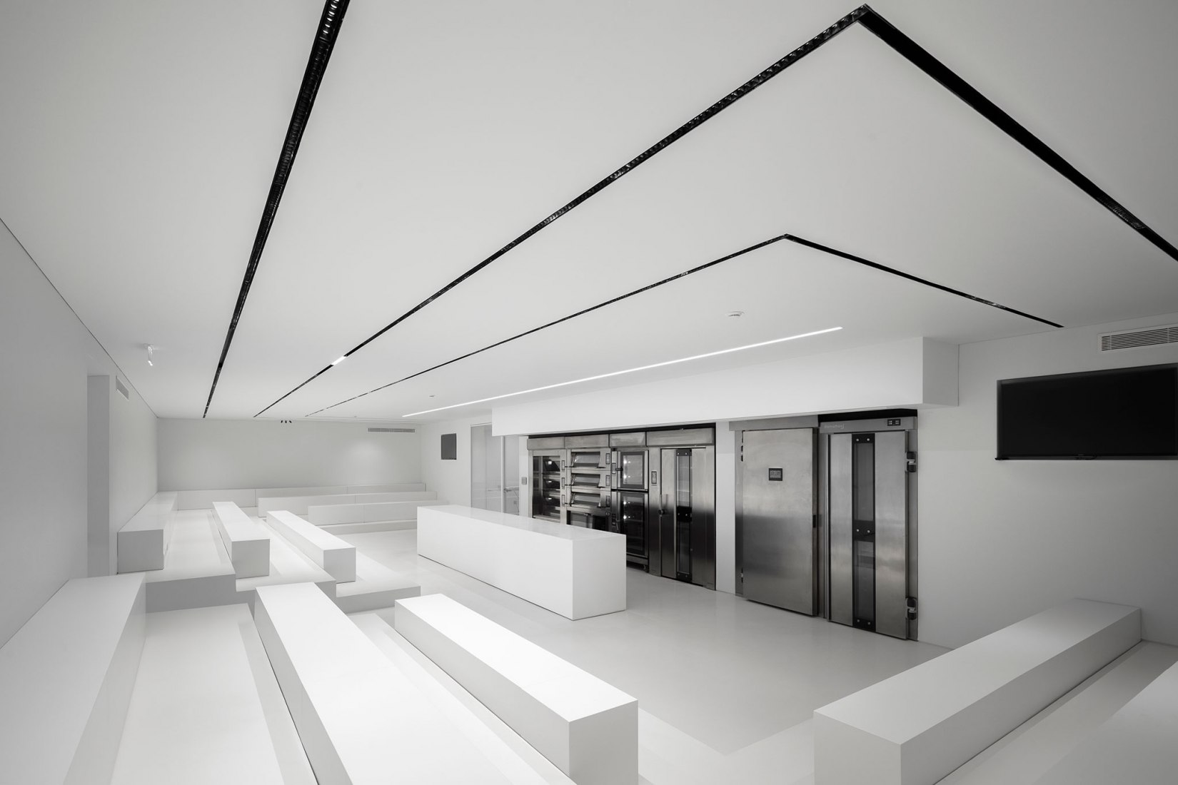 Requalification and expansion of the Ramalhos facilities by Espaço Objecto. Photograph by Ivo Tavares Studio.
