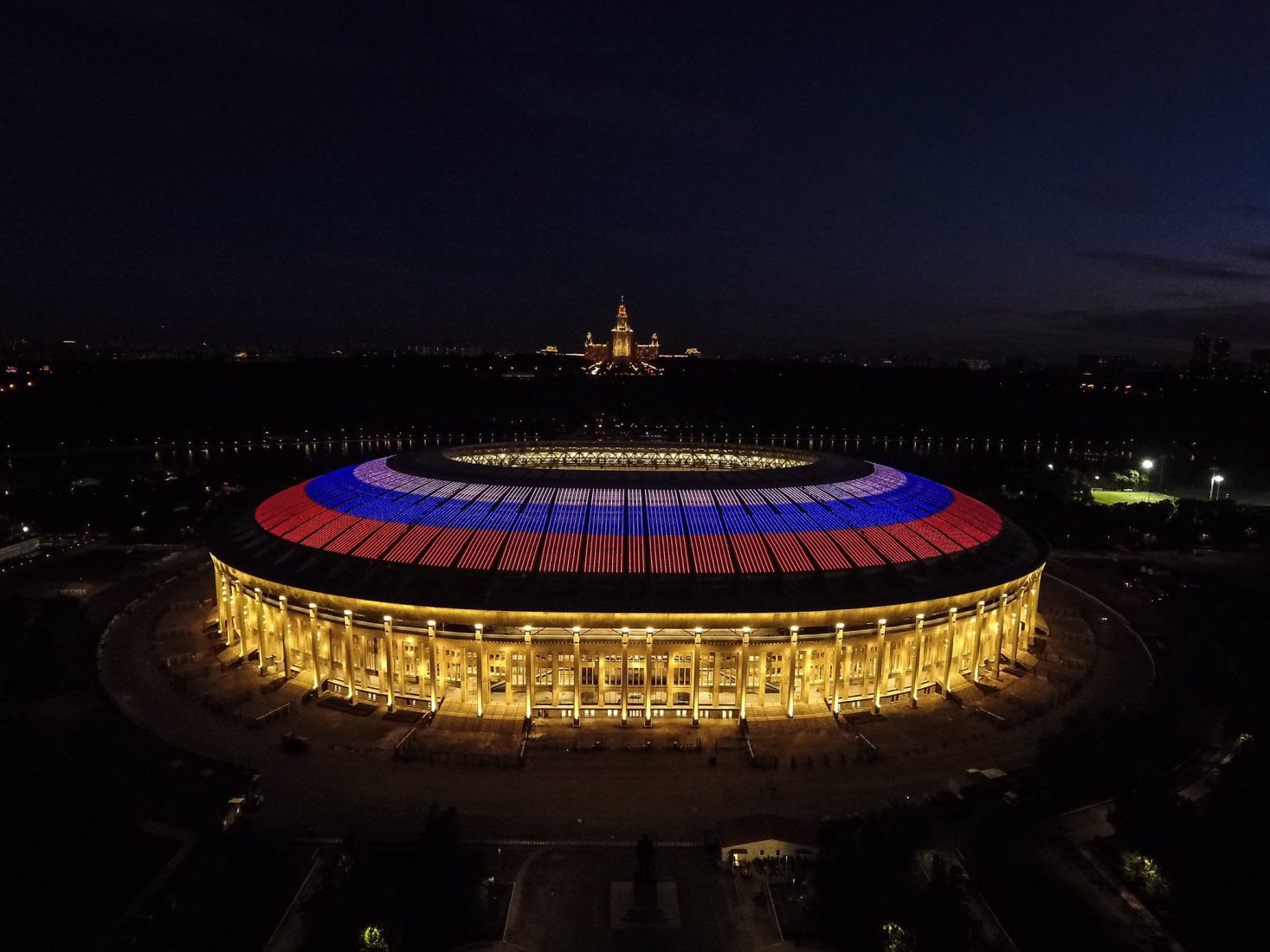 Vista nocturna. Copa del Mundo 2018. Renovación del estado Luzhniki por Speech. Fotografía por Dmitry Chistoprudov