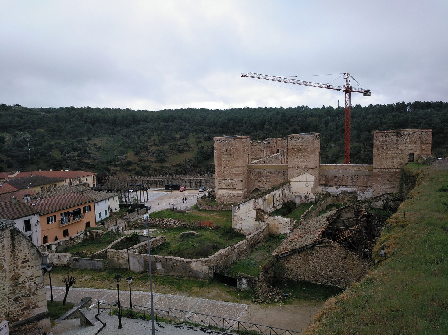 Site view. First prize. "Estratos" by Javier Senosiain Jauregui. Winning proposal for Buitrago de Lozoya municipality.
