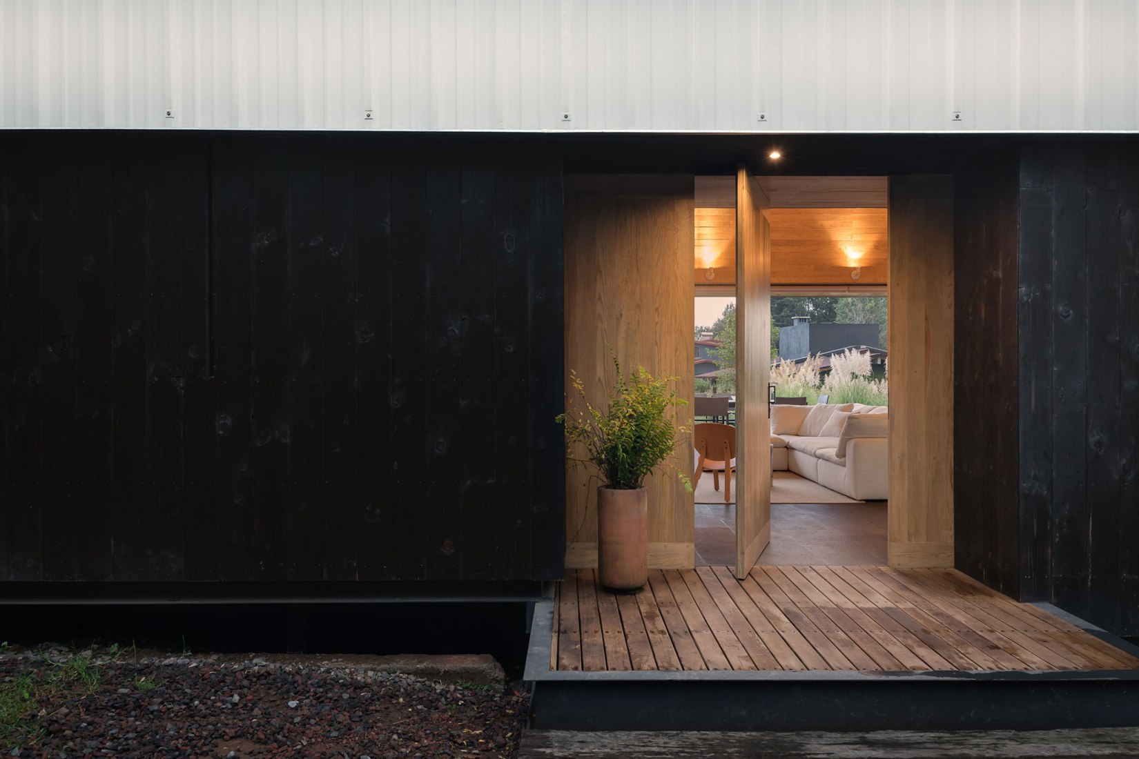 Casa Gardenia por Estudio Atemporal. Fotografía por Luis Gallardo.