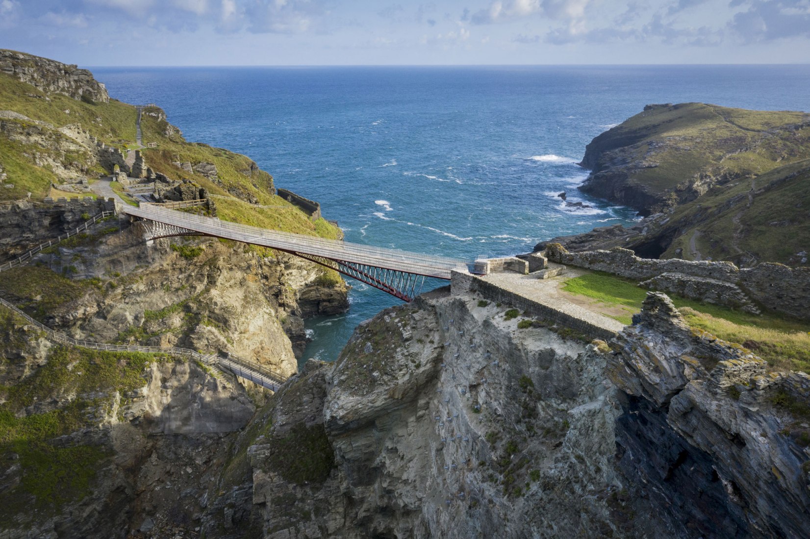 Categoría B, Footbridge in Tintagel Castle, Tintagel, Reino Unido, por William Matthews associates + Ney & Partners. © David Levene