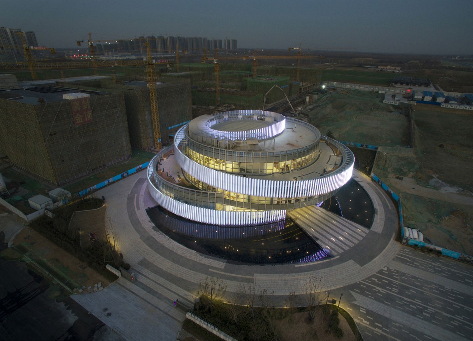 Aerial view at night. Exhibition Center of Zhengzhou Linkong Biopharmaceutical Park by WSP ARCHITECTS. Photography by RUIJING Photography