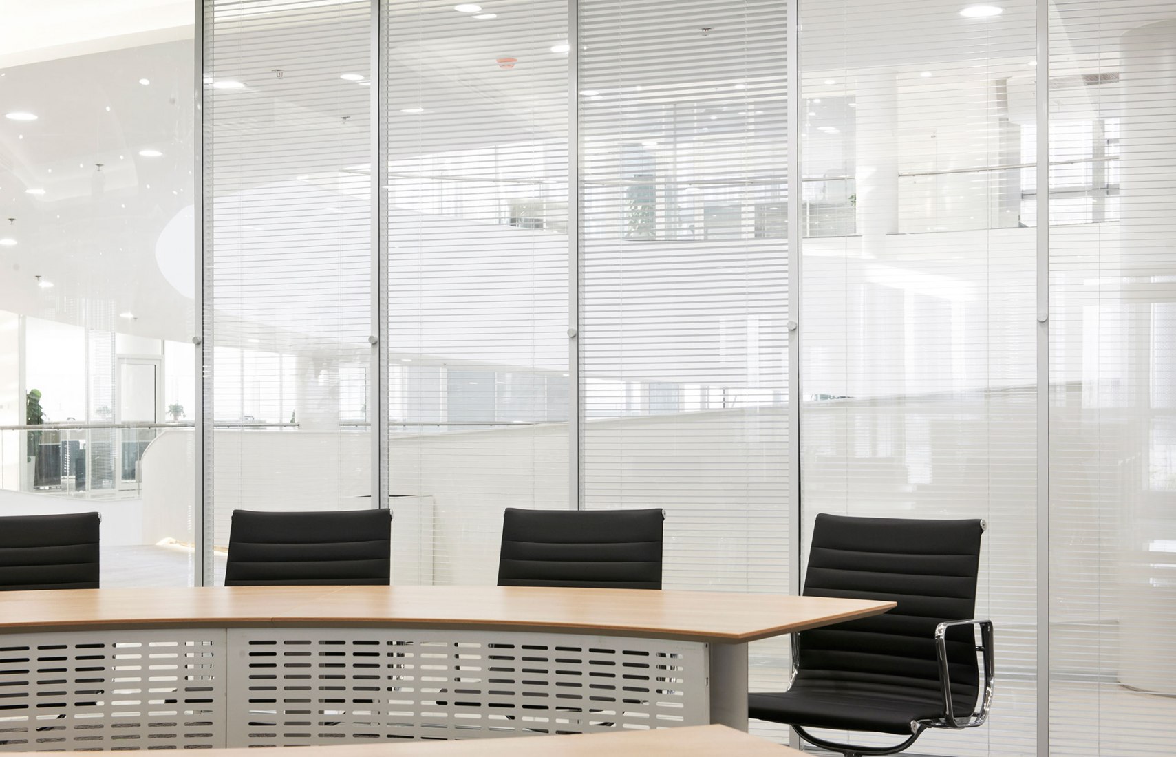 Glass partitions. Exhibition Center of Zhengzhou Linkong Biopharmaceutical Park by WSP ARCHITECTS. Photography by RUIJING Photography