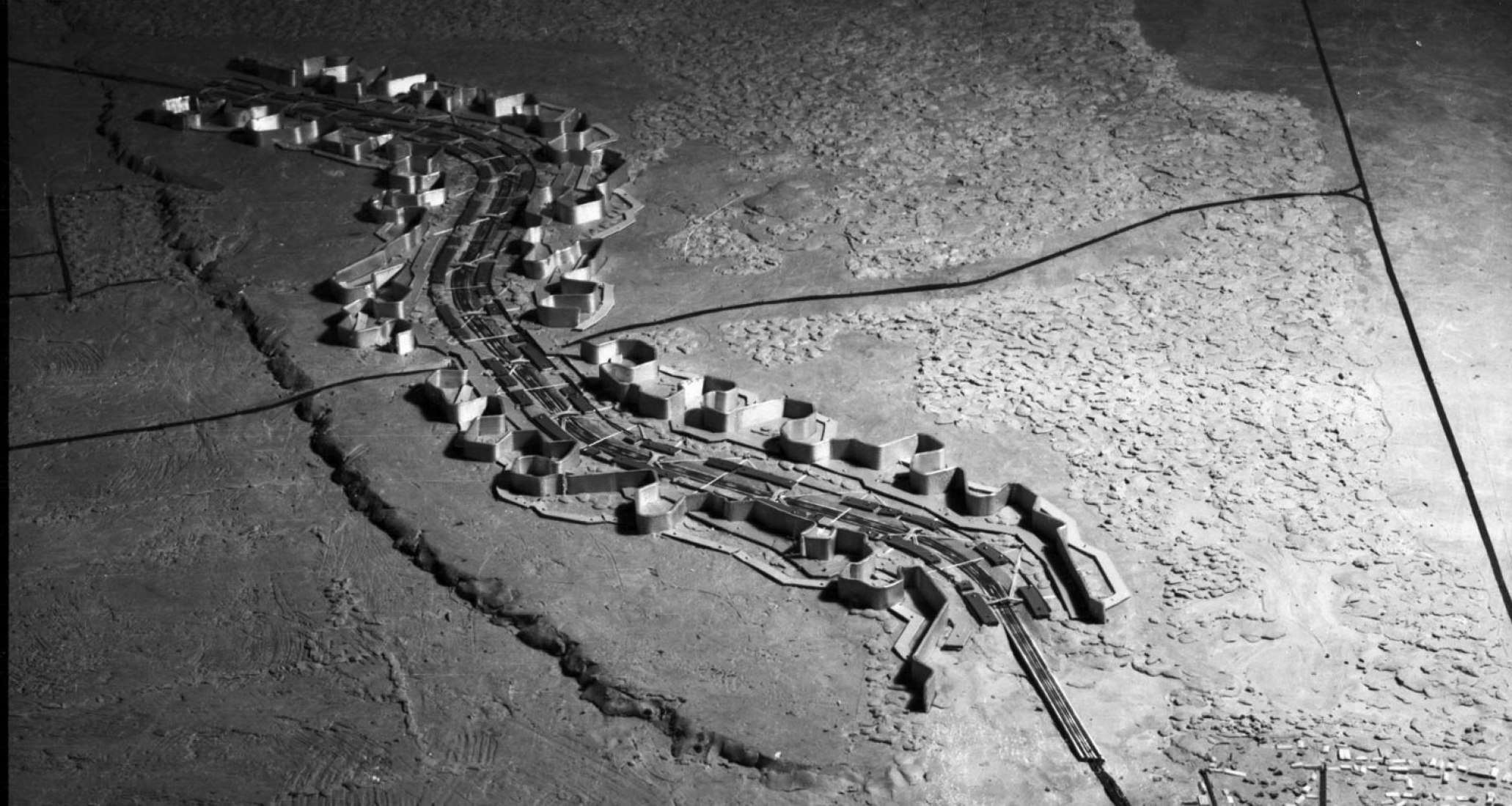Sistema Continuo Linear, modelo del Cinturón Masovia, diseñado por Oskar Hansen y su equipo. 1968. Exposición "Oskar Hansen: Open Form". Imagen © Oskar Hansen Archive, cortesía de Igor Hansen.