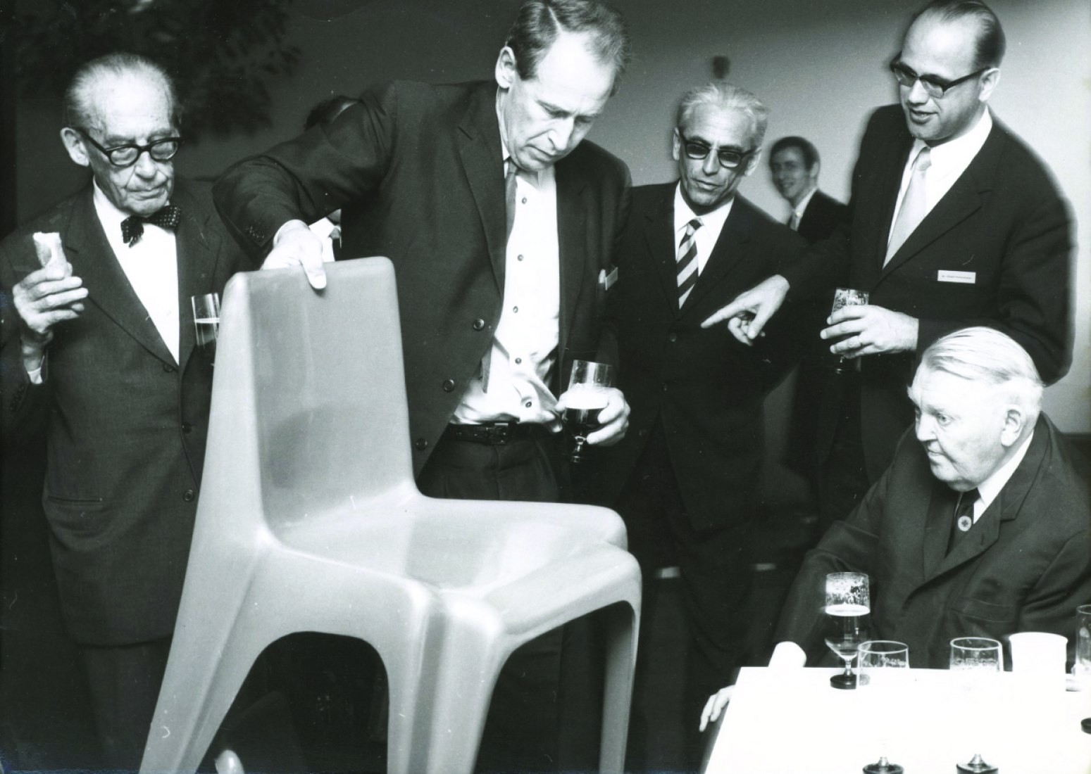 Philip Rosenthal presents a Bofinger chair, the winner of the Rosenthal Studio Award 1966, to the former FRG chancellor Ludwig Erhard and Walter Gropius, © Rosenthal GmbH and Historical Photo Archive of the German Design Council, Frankfurt am Main 
