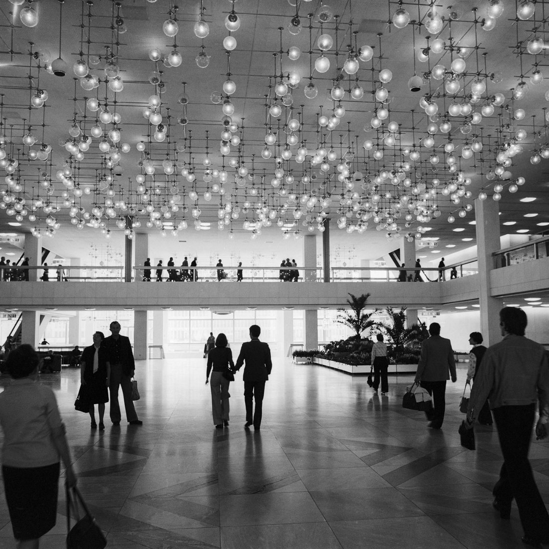 Foyer of the »Palast der Republik«, Berlin, 7 July 1977 (Architecture: Heinz Graffander) © ddrbildarchiv.de. Photograph by Manfred Uhlenhu 