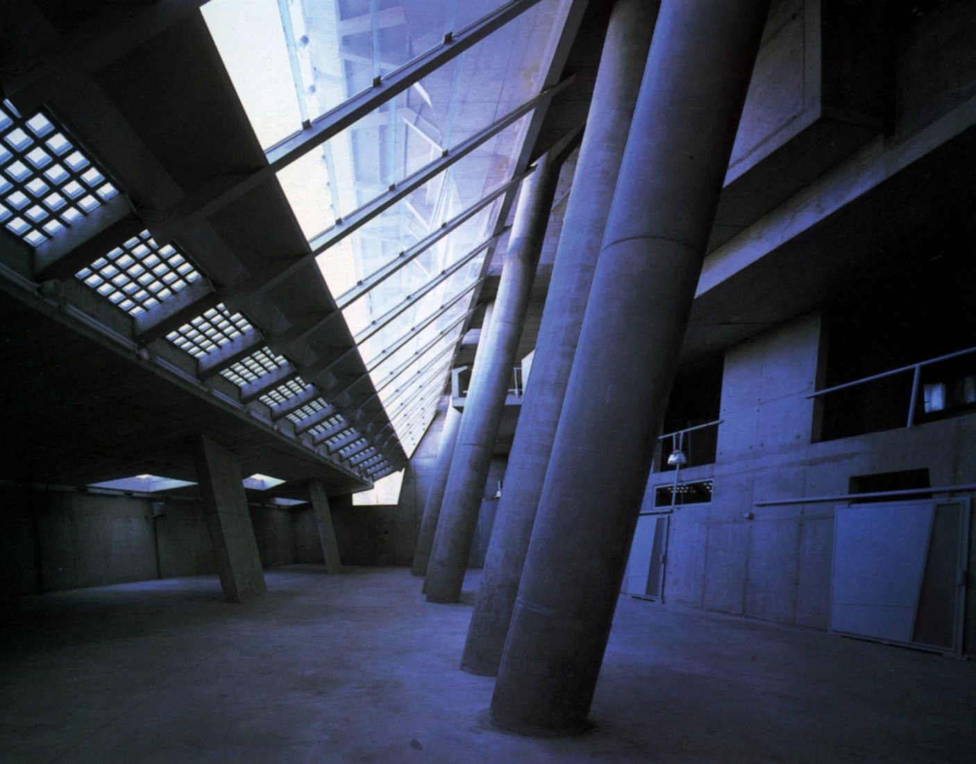 Huesca Basketball Hall by Enric Miralles, Carme Pinós, Robert Brufau and Agustí Obiol. Exhibition MIRALLES. "A quarts de quatre...". Photograph by Hisao Suzuki.