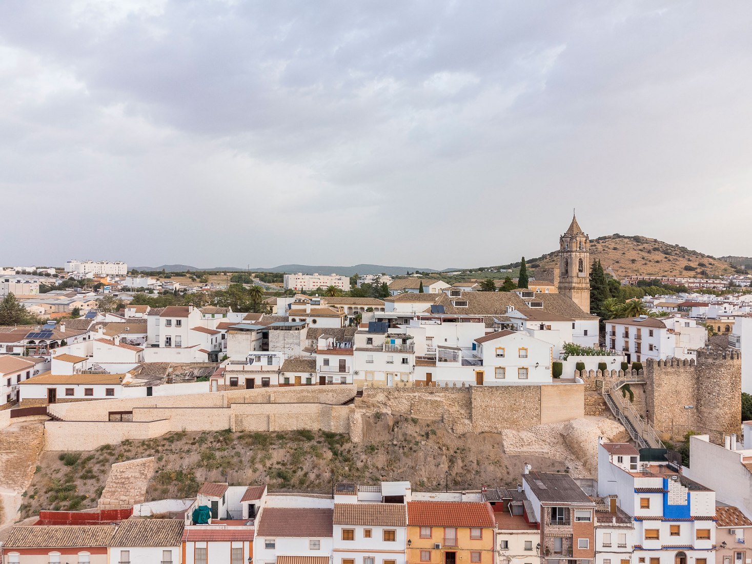 Consolidación y Mejora de la Muralla Medieval de Cabra en España por EYAC Arquitec. Fotografía por Manolo Espaliú.