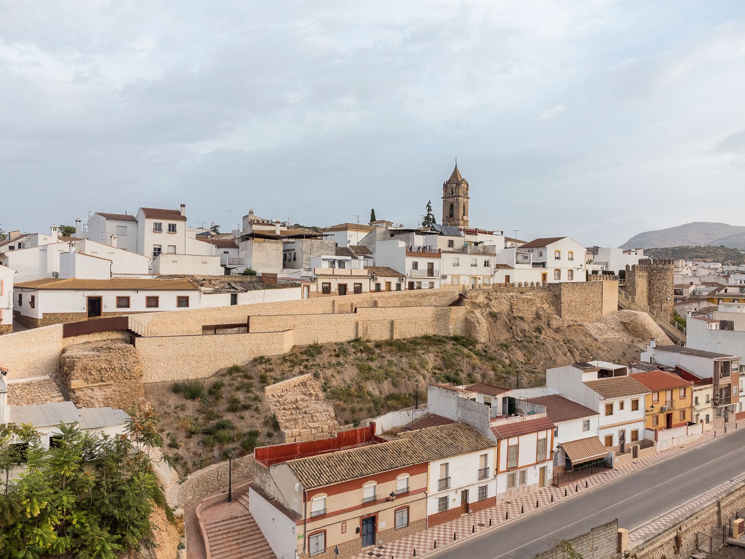 Consolidación y Mejora de la Muralla Medieval de Cabra en España por EYAC Arquitec. Fotografía por Manolo Espaliú.