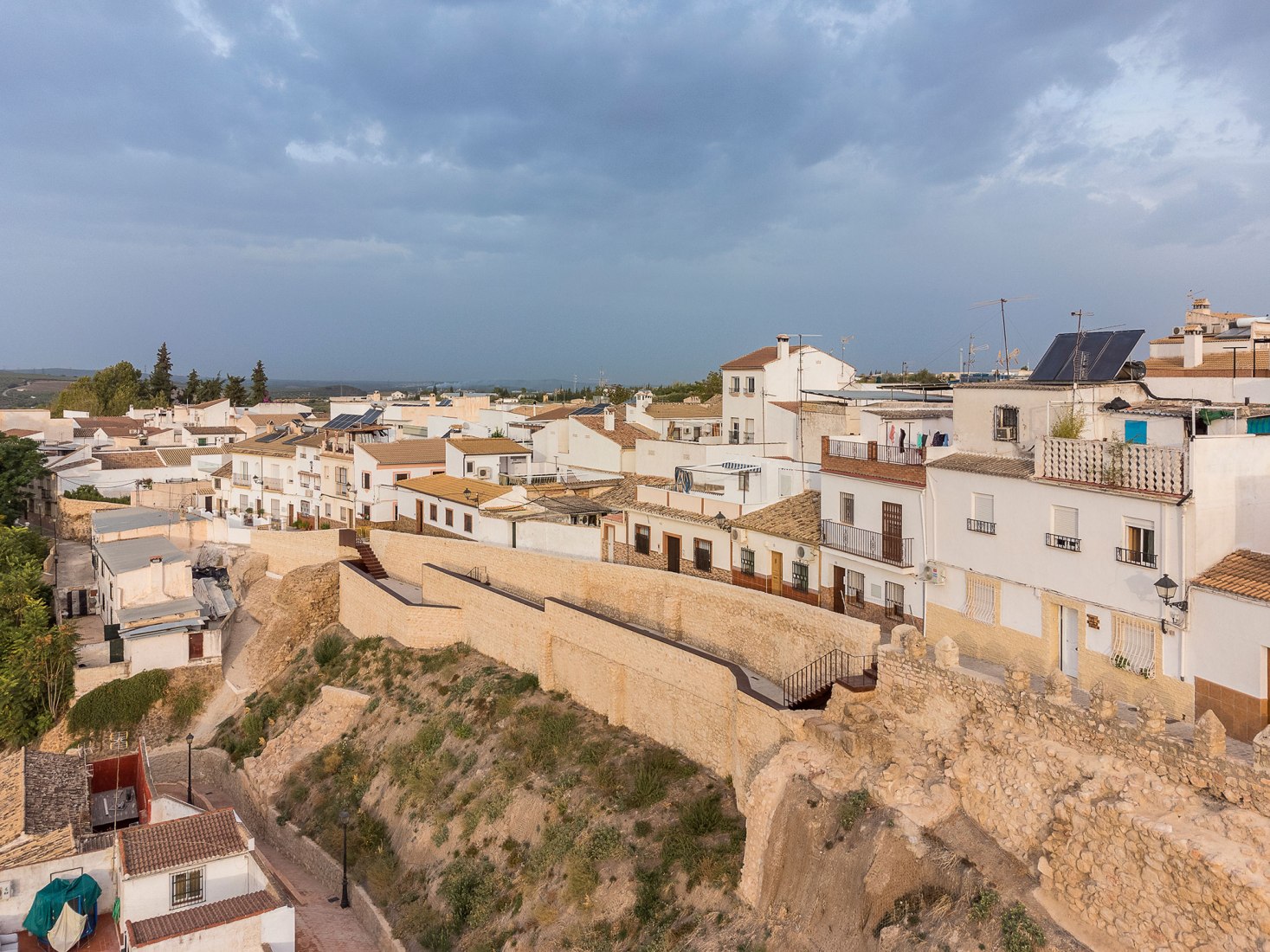 Consolidación y Mejora de la Muralla Medieval de Cabra en España por EYAC Arquitec. Fotografía por Manolo Espaliú.