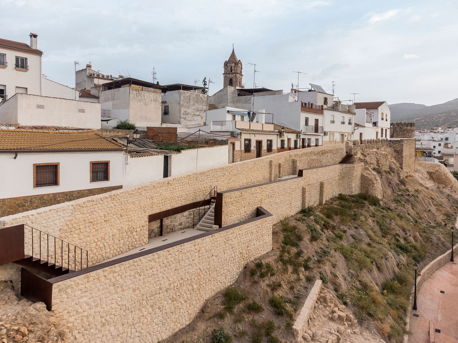 Consolidación y Mejora de la Muralla Medieval de Cabra en España por EYAC Arquitec. Fotografía por Manolo Espaliú.