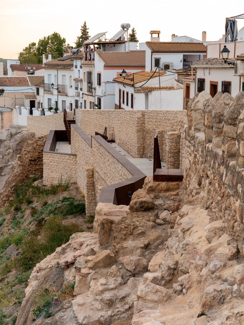 Consolidación y Mejora de la Muralla Medieval de Cabra en España por EYAC Arquitec. Fotografía por Manolo Espaliú.