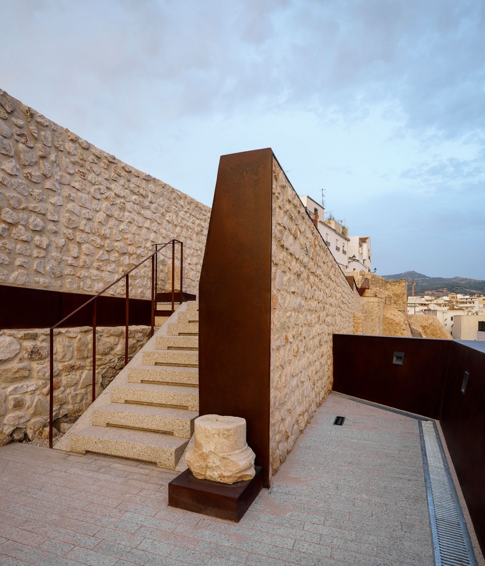 Consolidación y Mejora de la Muralla Medieval de Cabra en España por EYAC Arquitec. Fotografía por Manolo Espaliú.