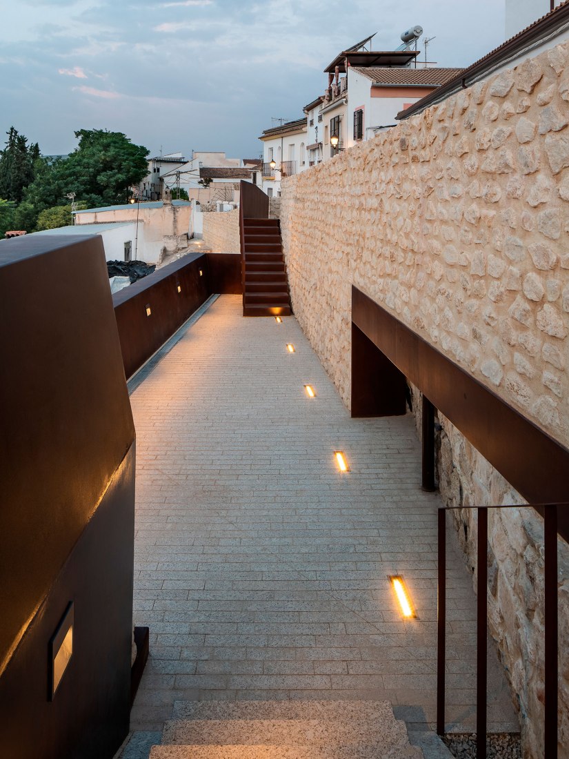 Consolidación y Mejora de la Muralla Medieval de Cabra en España por EYAC Arquitec. Fotografía por Manolo Espaliú.