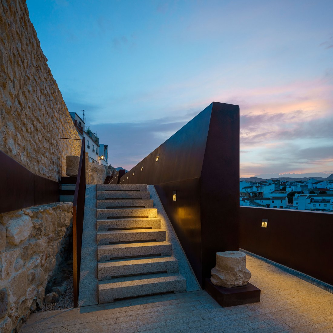 Consolidación y Mejora de la Muralla Medieval de Cabra en España por EYAC Arquitec. Fotografía por Manolo Espaliú.