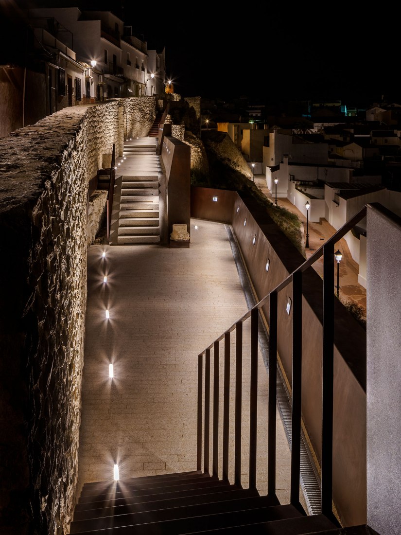 Consolidación y Mejora de la Muralla Medieval de Cabra en España por EYAC Arquitec. Fotografía por Manolo Espaliú.